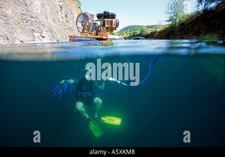 Plongée sous-frais avec un narguilé. Plongée sous-marine au narguilé en eau douce. Banque D'Images