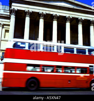 Numéro 38 Routemaster bus passant la banque d'Angleterre Ville de Londres Banque D'Images