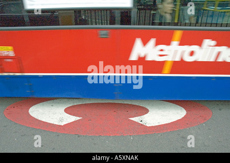 Signe de la congestion avec des vieux bus London Street London England UK Banque D'Images