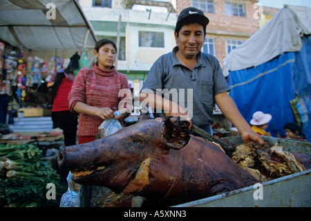 Un cochon grillé (Sus scrofa domesticus) sur le marché de Huaraz (Pérou). Cochon grilleé sur le marché de Huaraz (Pérou). Banque D'Images