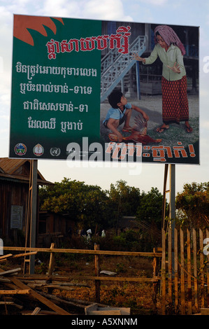 Panneau d'information en langue khmère villageois d'avertissement sur les risques de la grippe aviaire dans une zone rurale du Cambodge. Banque D'Images