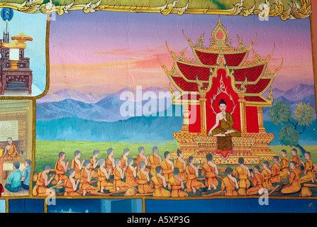 Un tableau montrant les jeunes moines Thaïlandais à l'écoute de Bouddha, situé à l'intérieur d'un temple bouddhiste à Nong Khai, Thaïlande. Banque D'Images