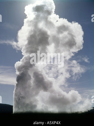 Old Faithful Geyser sortant chaque heure dans le Parc National de Yellowstone dans le Wyoming Banque D'Images