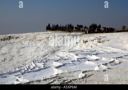 Les travertins de Pamukkale, plateau blanc parce que des dépôts de calcium et à tout comme la neige, près de Pamukkale, Turquie Banque D'Images