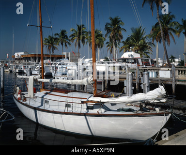 Voiliers et ancré à yachats marina à Fort Myers en Floride Banque D'Images