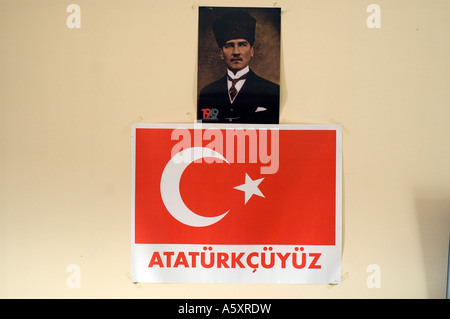 Portrait de Mustafa Kemal Atatürk au-dessus d'un drapeau turc, dans un petit musée sur la péninsule de Gallipoli, en Turquie. Banque D'Images