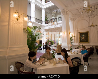 Avoir un thé l'après-midi au Raffles Hotel Singapore Banque D'Images