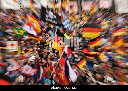 Zuschauermassen Nationalfahnen gezoomt verwischt mit Weltcup Biathlon Ruhpolding 1401 2007 Banque D'Images