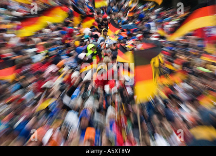 Zuschauermassen Nationalfahnen gezoomt verwischt mit Weltcup Biathlon Ruhpolding 1401 2007 Banque D'Images