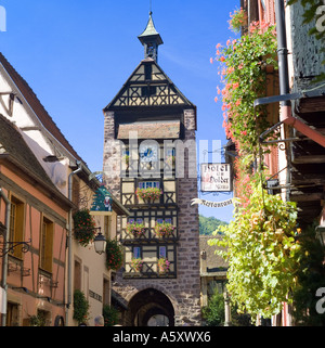 La tour Dolder, porte de la ville du 13ème siècle, Riquewihr, Alsace, France, Europe Banque D'Images