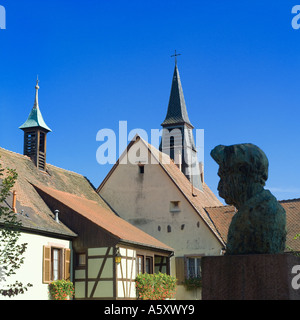 La statue de Albert Schweitzer et berceau house, Kaysersberg, Alsace, France, Europe Banque D'Images