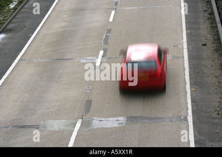 Une voiture passe par sur une section de l'A12 chaussée dans l'Essex, en Angleterre, ont voté la pire road au Royaume-Uni Banque D'Images