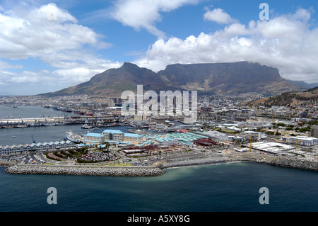 Vue aérienne à l'ensemble du front de mer Victoria et Alfred vers la montagne de la table en arrière-plan. Cape Town, Afrique du Sud Banque D'Images