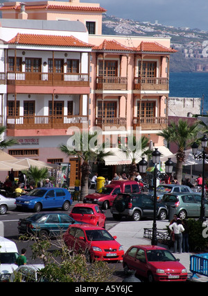 Candelaria une petite ville balnéaire sur la côte est de Tenerife Espagne centre-ville de flux de trafic Banque D'Images