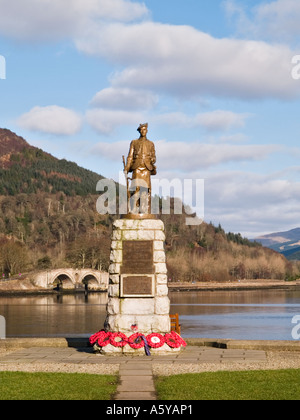 Mémorial de la Première Guerre mondiale au bord du Loch Shira avec Aray pont. Inveraray Argyll Bute Ecosse Royaume-Uni Grande-Bretagne Banque D'Images