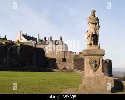 L'Ecosse Stirling UK King Robert the Bruce statue debout devant le château de Stirling sur eslpanade. Banque D'Images