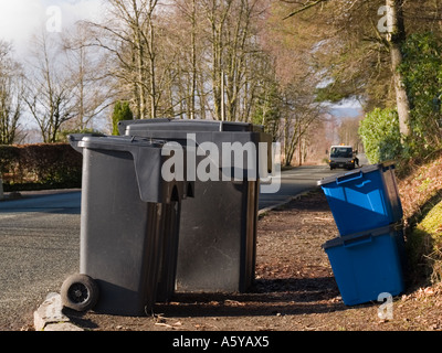 Boîtes de recyclage sur le trottoir à côté de deux poubelles à roues sur le bord de la route le jour de collecte des poubelles de la maison. Écosse Royaume-Uni Banque D'Images