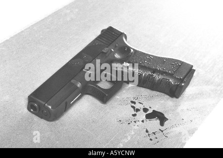 Un glock pistolet automatique avec taches en noir et blanc (réplique d'arme) Banque D'Images