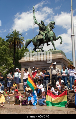 Boliviens vivant en Argentine pour protester contre la visite d'Evo Morales en face de la Casa Rosada à Buenos Aires, Argentine. 20 janvier Banque D'Images