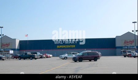 Walmart Supercenter Store et parking. USA Banque D'Images