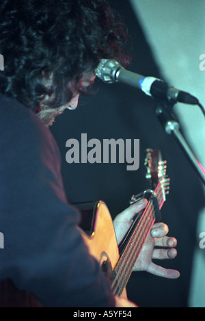 La légende de la musique folk irlandaise Andy Irvine effectue live Banque D'Images