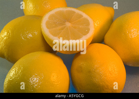 Le citron coupé en deux sur certains fruits citrons jaune Banque D'Images