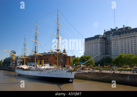 Formation marine frégate Saramiento voile Bateau amarré au Puerto Modero, Buenos Aires, Argentine. Banque D'Images
