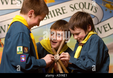 1ER ALCESTER WARWICKSHIRE UK SCOUTS DISTRICT OUEST LORS DE LEUR RÉUNION HEBDOMADAIRE, 10 février 2005 APRÈS AVOIR ÉTÉ REFUSÉ LOTERIE NATIONALE F Banque D'Images