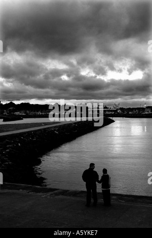 Couple standing proches du port de Howth Dublin Ireland Banque D'Images