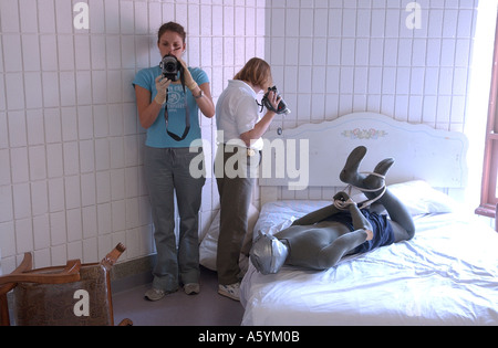 Les étudiants de médecine légale photographie une simulation de scène de crime à l'Université de New Haven scène l'ICLÉM Lab Banque D'Images