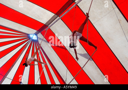 Les artistes de cirque d'effectuer sur l'antenne des cordes dans le big top Banque D'Images