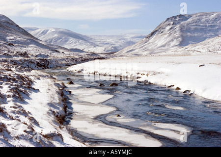 Clunie Water scène d'hiver écossaise - neige sur les montagnes de Cairngorm, et la rivière à Braemar, Cairngorms National Park, Aberdeenshire, Banque D'Images