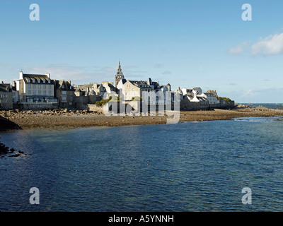 La vue à la ville Roscoff avec mur de la ville et la tour de l'église vu de l'Océan Atlantique Banque D'Images