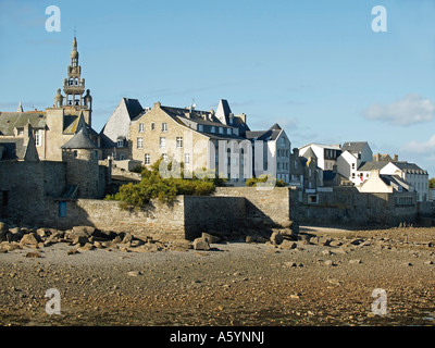 La vue à la ville Roscoff avec mur de la ville et la tour de l'église vu de l'Océan Atlantique Banque D'Images