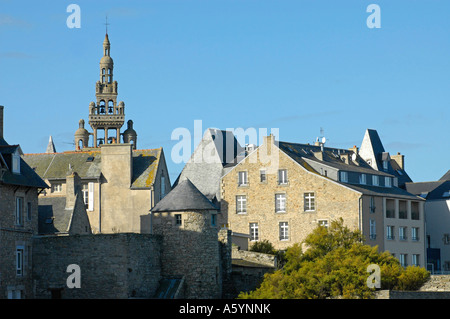 La vue à la ville Roscoff avec mur de la ville et la tour de l'église vu de l'Océan Atlantique Banque D'Images