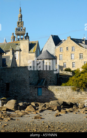 La vue à la ville Roscoff avec mur de la ville et la tour de l'église vu de l'Océan Atlantique Banque D'Images