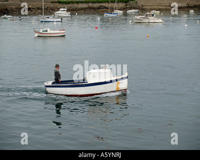 Petit bateau de pêche en provenance du port de pêche à Roscoff Finistère Bretagne France Banque D'Images