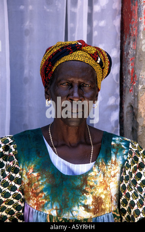 Portrait d'une femme sénégalaise à Joal village Sénégal Banque D'Images