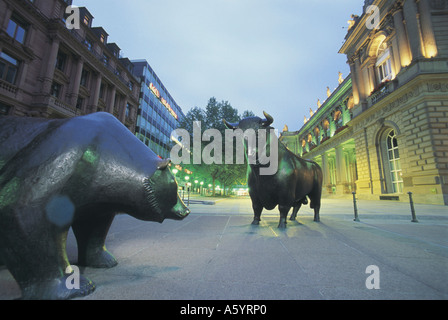 Bull and Bear statue hors bourse, bourse de Francfort, Francfort, Hesse, Allemagne Banque D'Images