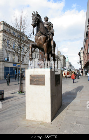 Une statue de Marcus Cocceius Nerva Auguste, l'empereur romain d'après qui a été nommée Gloucester. Gloucester en Angleterre. Banque D'Images