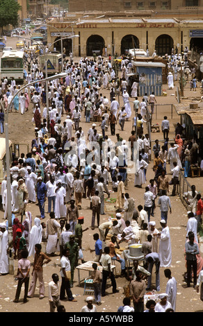 Le Soudan, l'Afrique. Les autobus et autocars de partir de la station de bus Khartoum tôt le matin. Banque D'Images