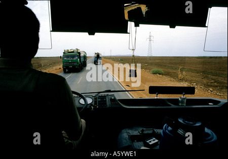 Le Soudan, l'Afrique. Les autobus et autocars de partir de la station de bus Khartoum tôt le matin en route vers Kassala Banque D'Images