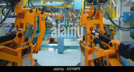 La robotique en chaîne de montage automobile, Angleterre Banque D'Images