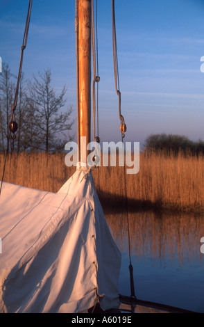 Toile utilisée comme tente sur des bateaux à voile traditionnels en bois sur la rivière à ant comment Hill East Anglia norfolk england uk Banque D'Images