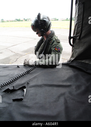 Pilote de la marine royale se penchant contre l'hélicoptère Sea King en attente de ravitaillement. lee - sur - solent, Banque D'Images