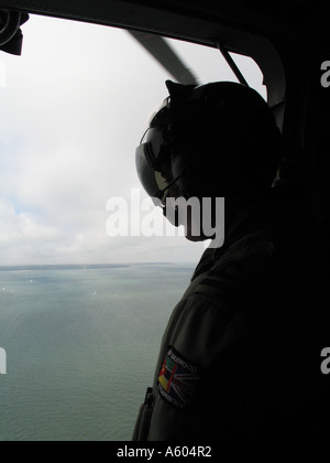 Pilote de la Marine royale face à la mer, hélicoptère Sea King. Portsmouth, Hampshire, Royaume-Uni. Banque D'Images