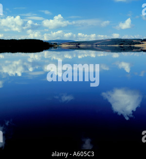 Comme un miroir reflet de nuages dans Kielder Water, Northumberland, England, UK. Banque D'Images