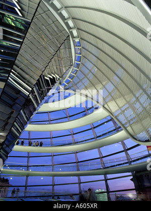 L'intérieur de la coupole du Reichstag, siège du Bundestag. L'architecte Norman Foster Banque D'Images