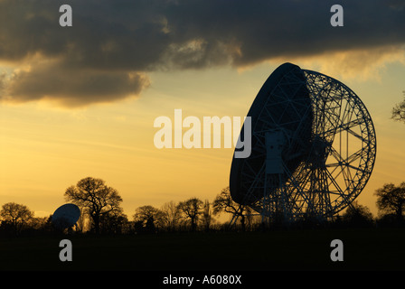 Le radiotélescope de Jodrell Bank au coucher du soleil près de Cheshire Goostrey Banque D'Images