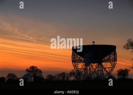 Coucher du soleil à l'Observatoire Jodrell Bank marquer un télescope radio près de Cheshire Goostrey Banque D'Images